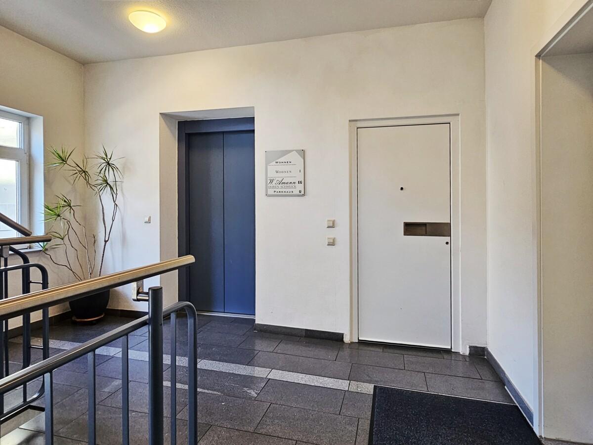 Treppenhaus + Aufzug / Wohnungseingang