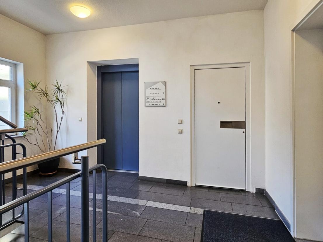 Treppenhaus + Aufzug / Wohnungseingang
