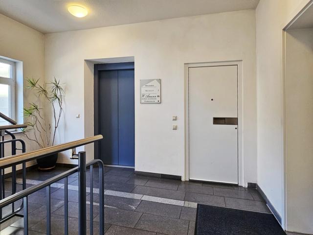 Treppenhaus + Aufzug / Wohnungseingang
