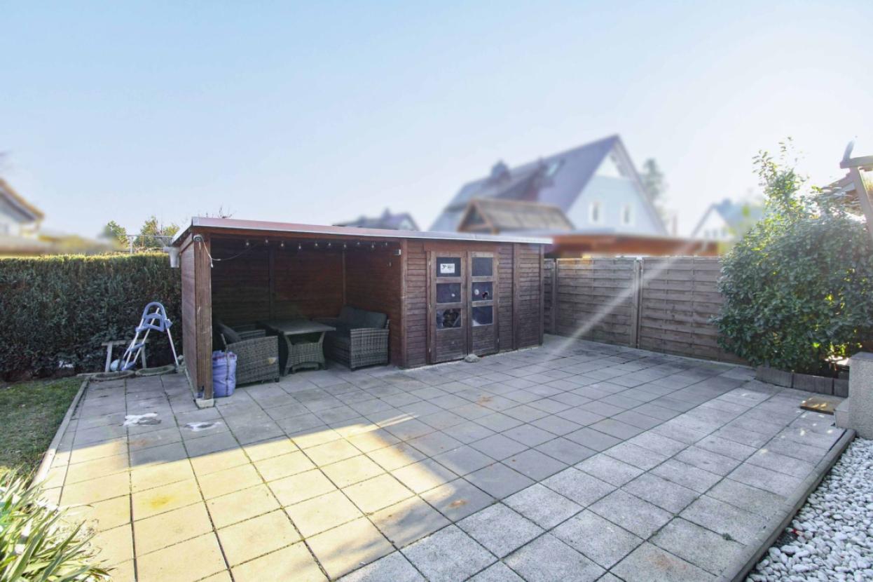 Vorhof mit Sitzecke und Schuppen