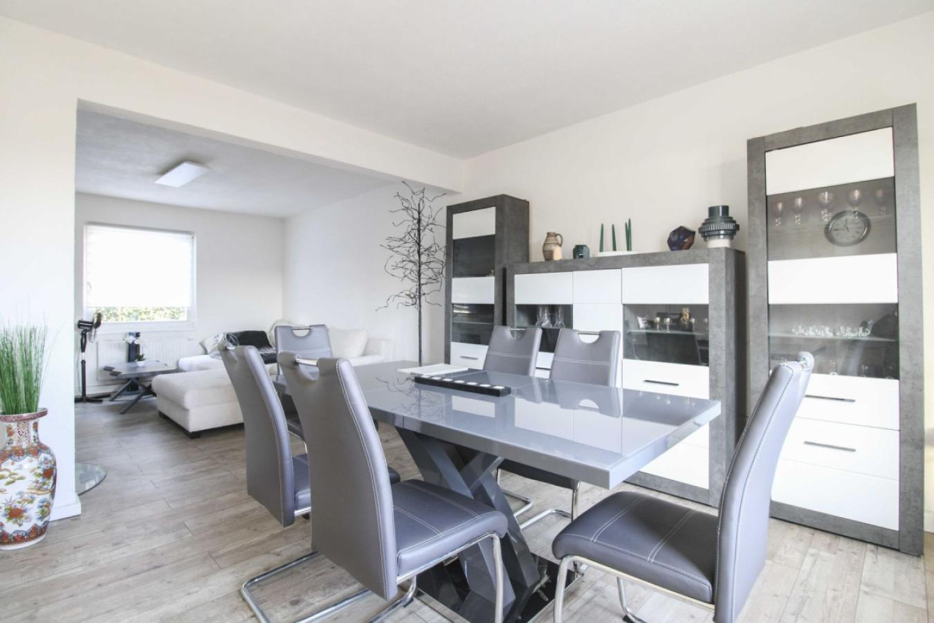 Wohnzimmer mit Esstisch