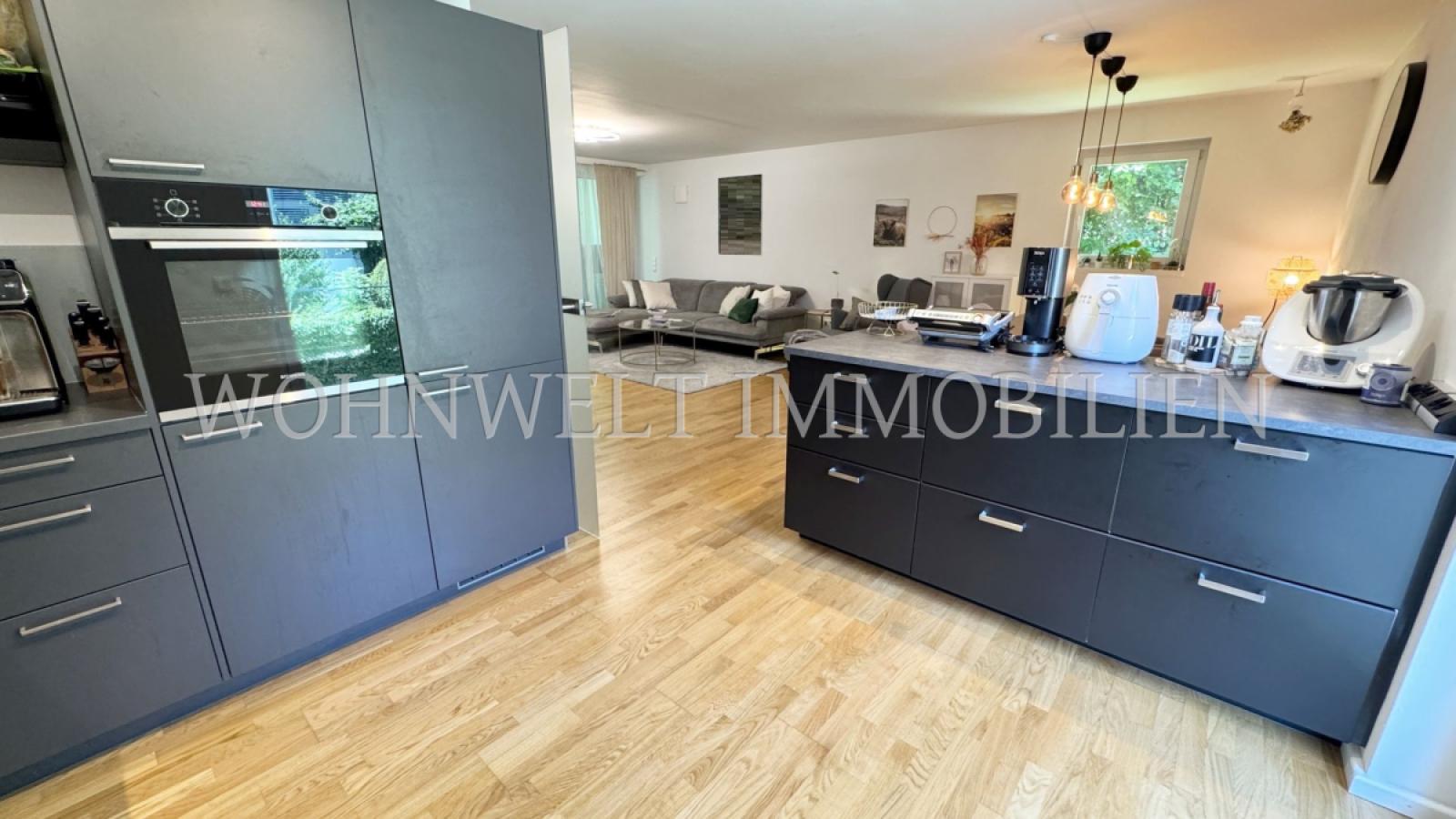 Blick von der Küche zum Wohnraum