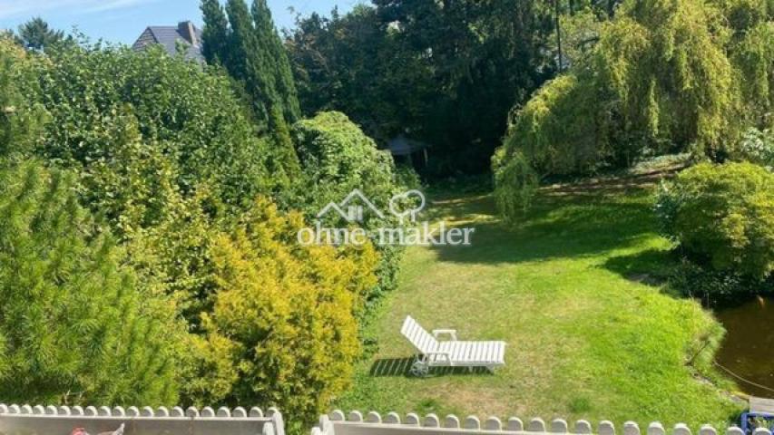 Blick in Garten vom Balkon