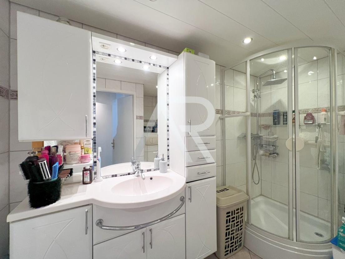 Badezimmer mit Dusche