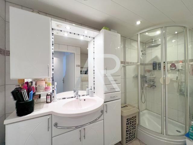 Badezimmer mit Dusche