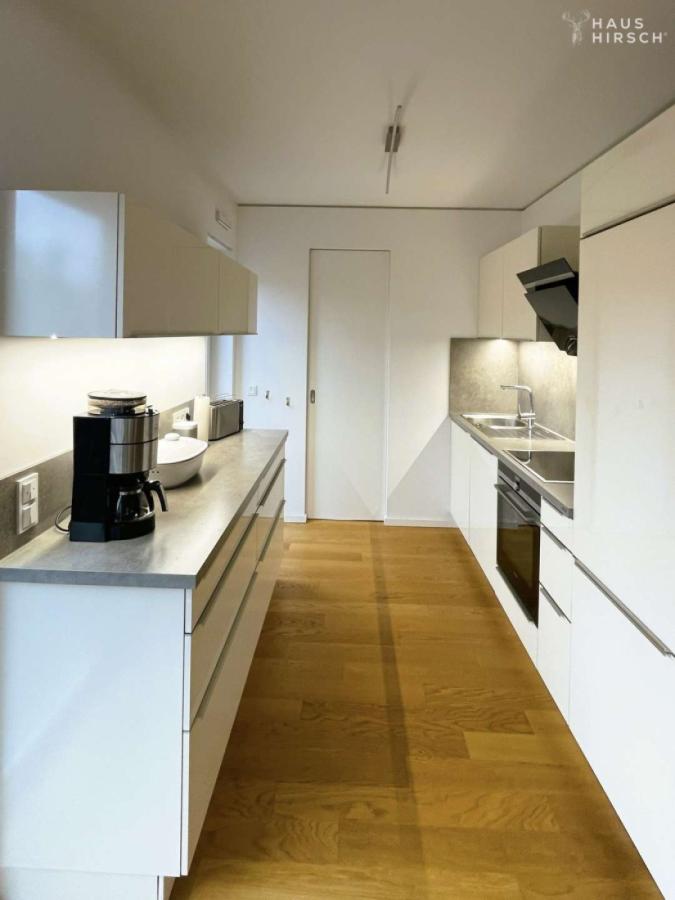 Küche + Tür zur Abstellkammer