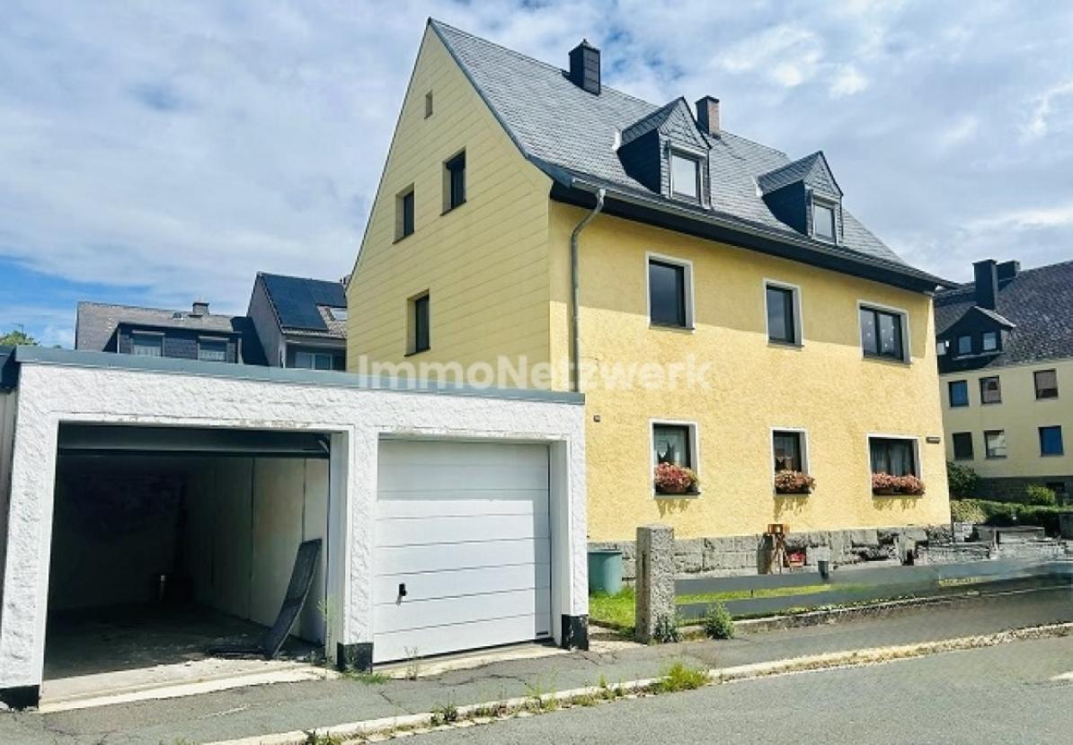 Ansicht mit Garagen Front