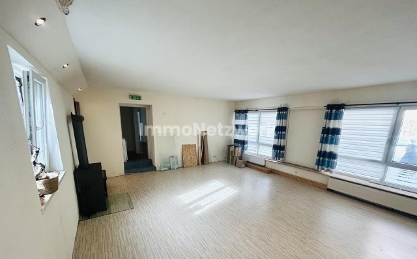 EG Zimmer mit Kamin Ausgang zur Terrasse