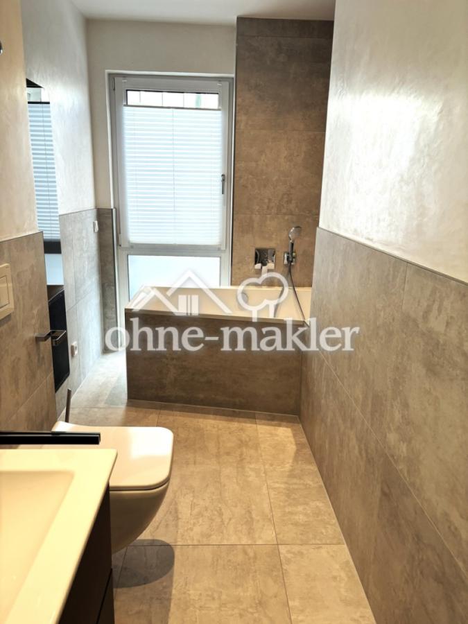 Bad mit Badewanne in Wo 6