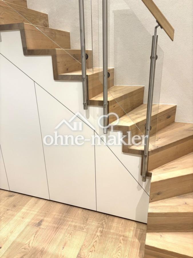 Vollholztreppen mit Einbau