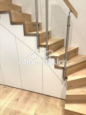 Vollholztreppen mit Einbau