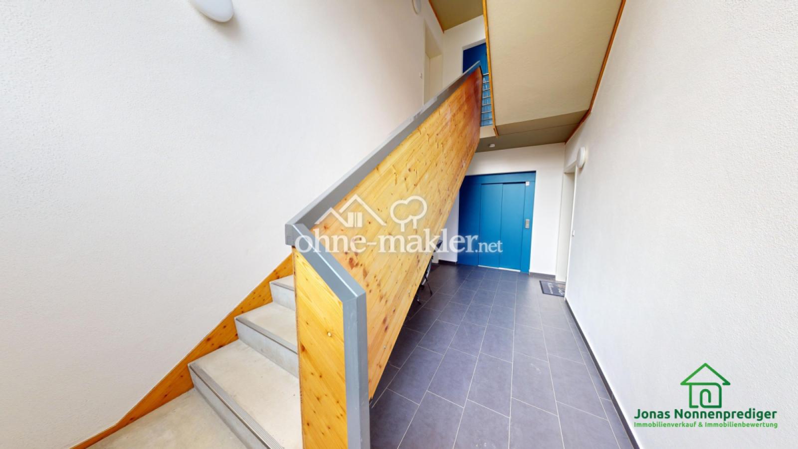 Hausflur mit Treppe EG