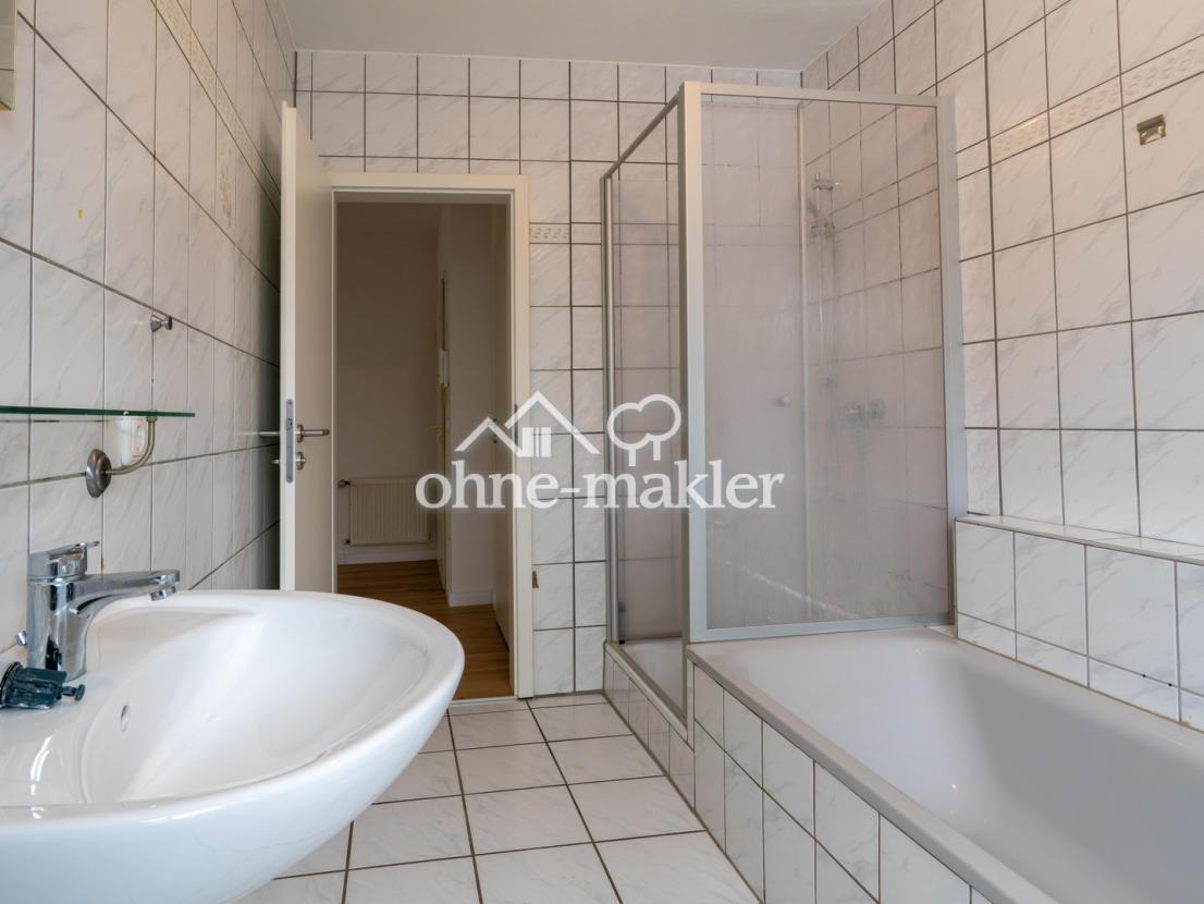 Bad mit Dusche und Badewanne