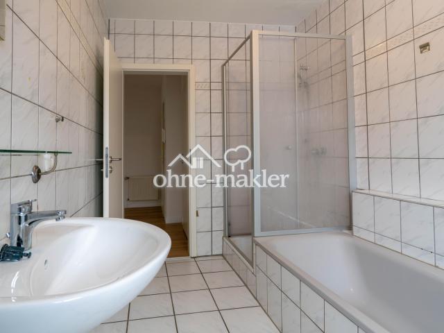 Bad mit Dusche und Badewanne