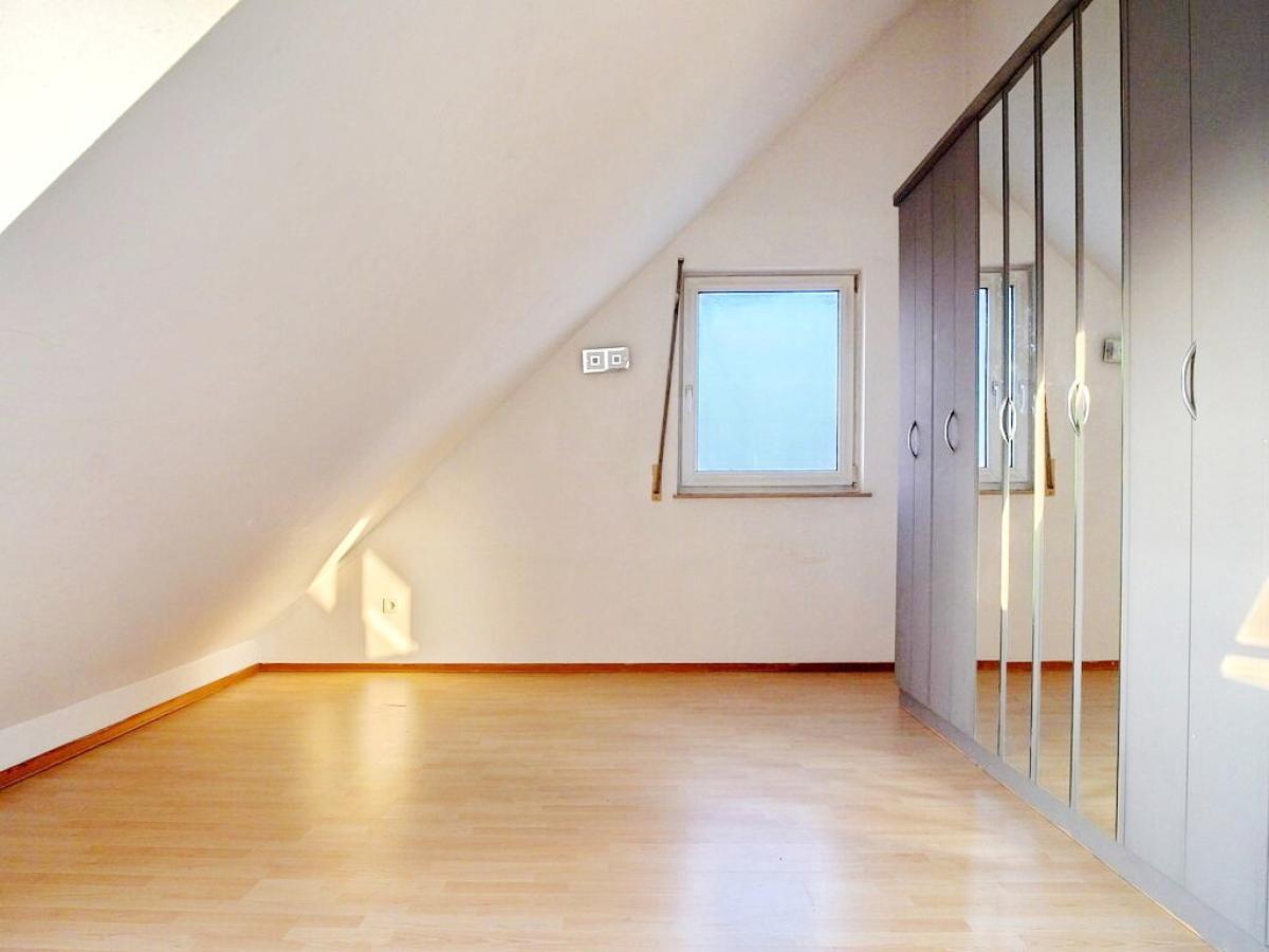 Schlafbereich mit großem Schrank 