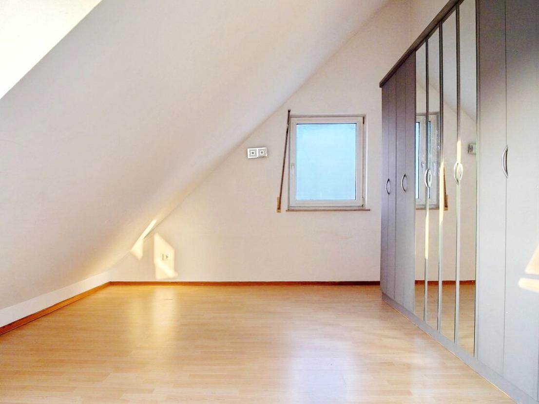 Schlafbereich mit großem Schrank 