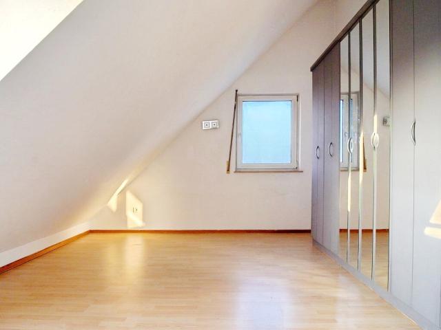 Schlafbereich mit großem Schrank 