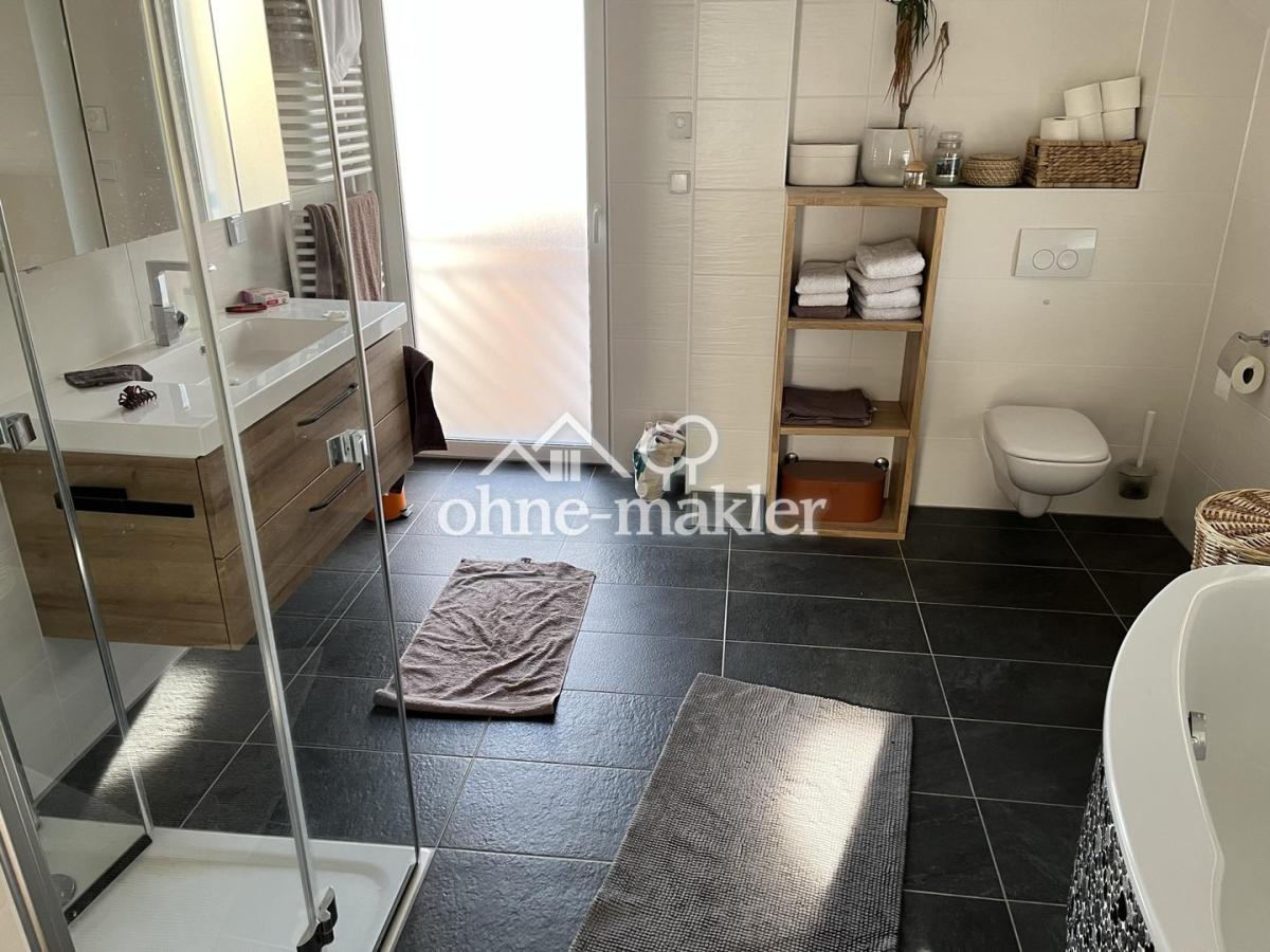 Badezimmer mit Dusche u. Wanne