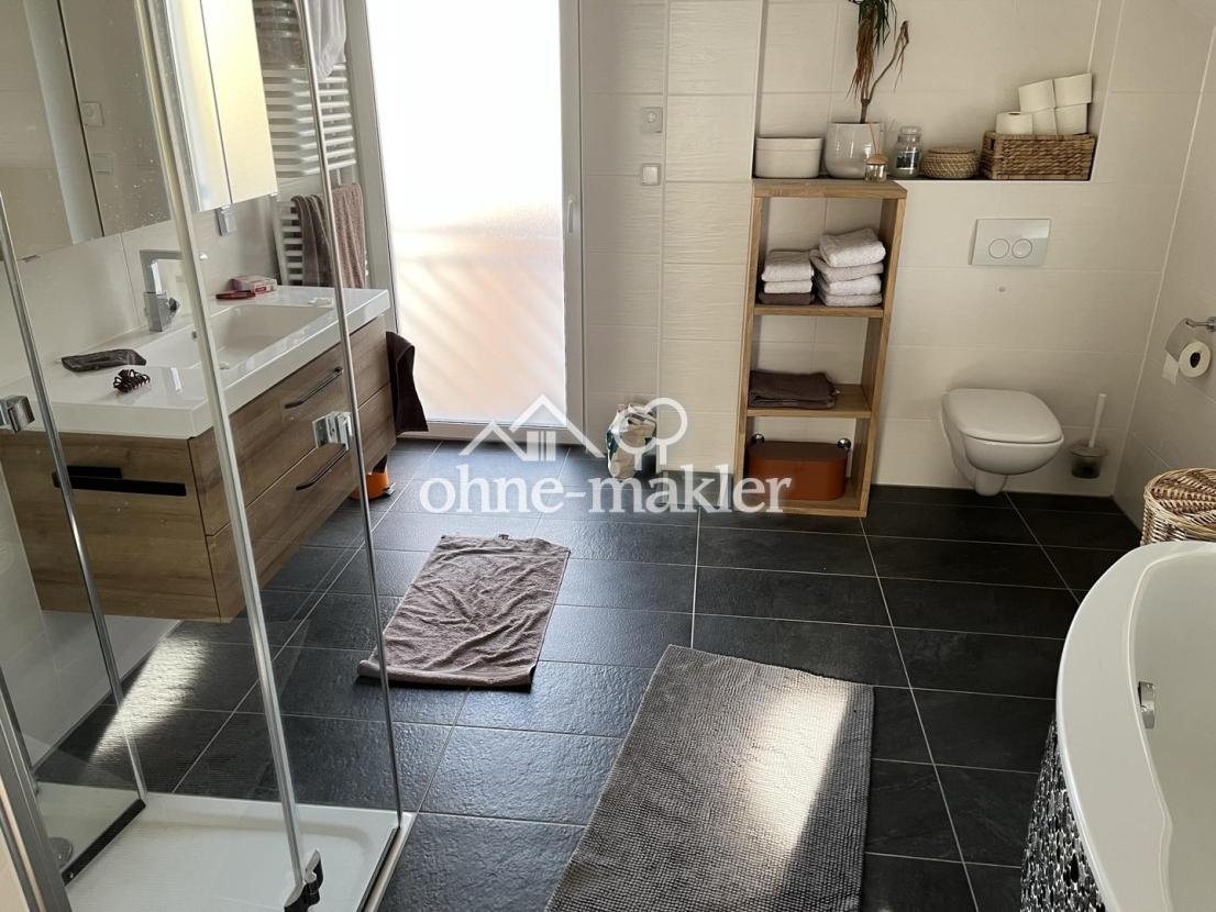 Badezimmer mit Dusche u. Wanne