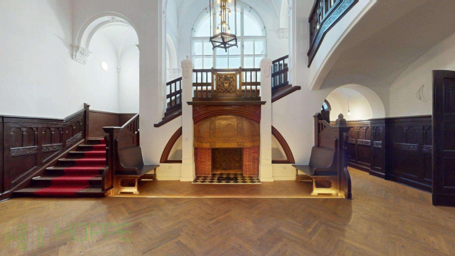 Eingangshalle mit Kamin