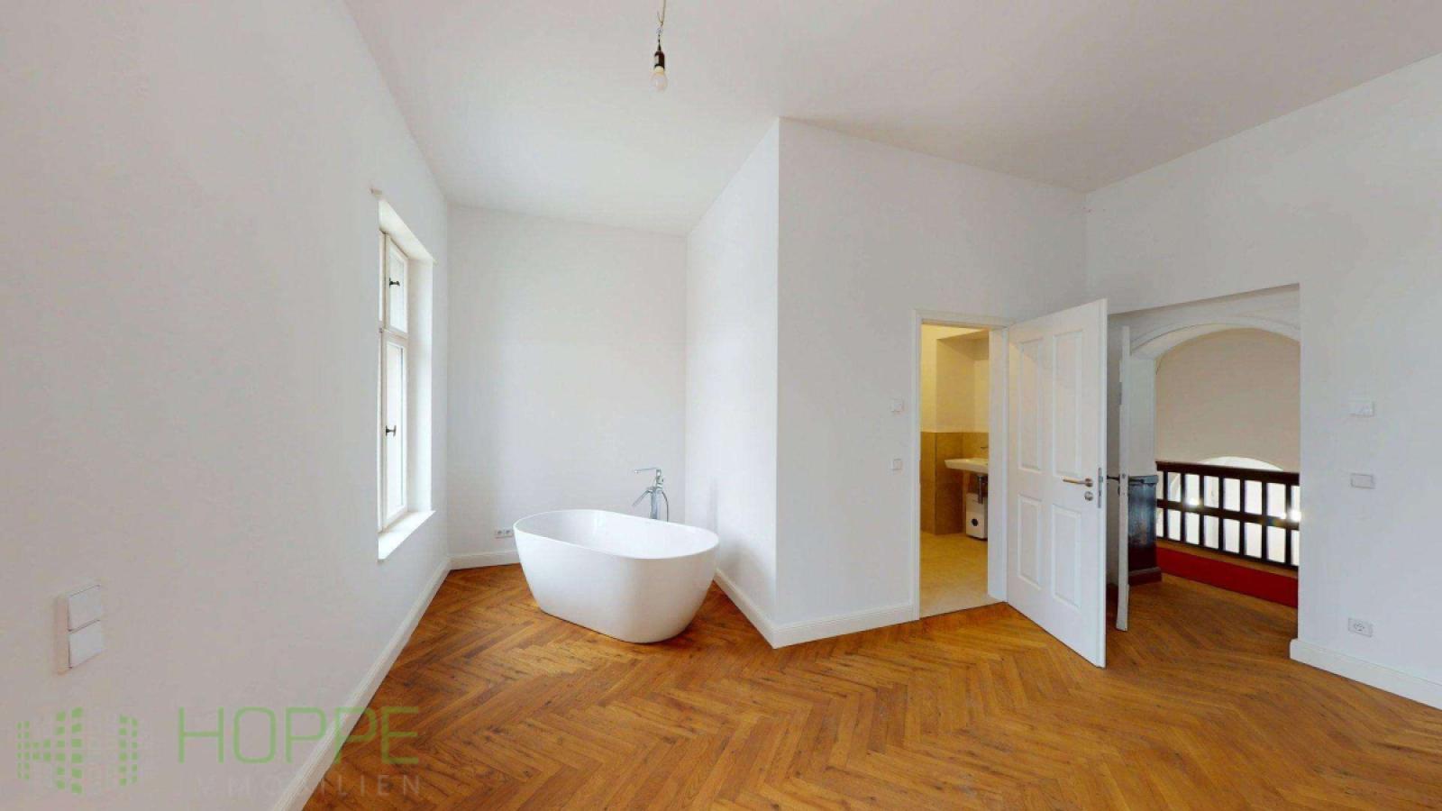 Schlafzimmer mit Badewanne Bild 2