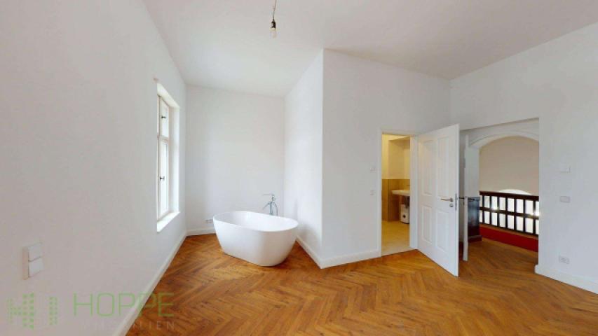 Schlafzimmer mit Badewanne Bild 2