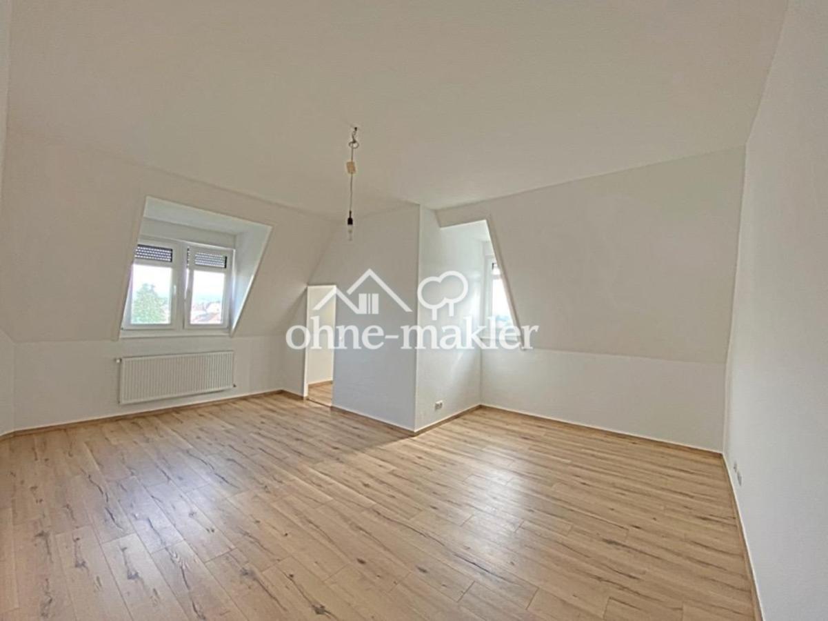 Schlafzi. mit bege. Kleidersch