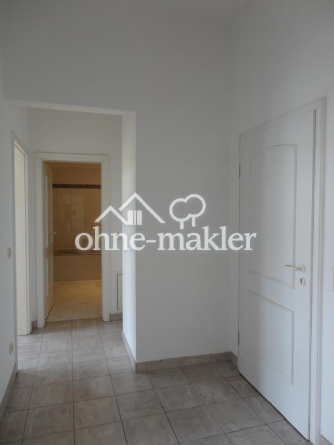 Blick des Flurs zum Bad