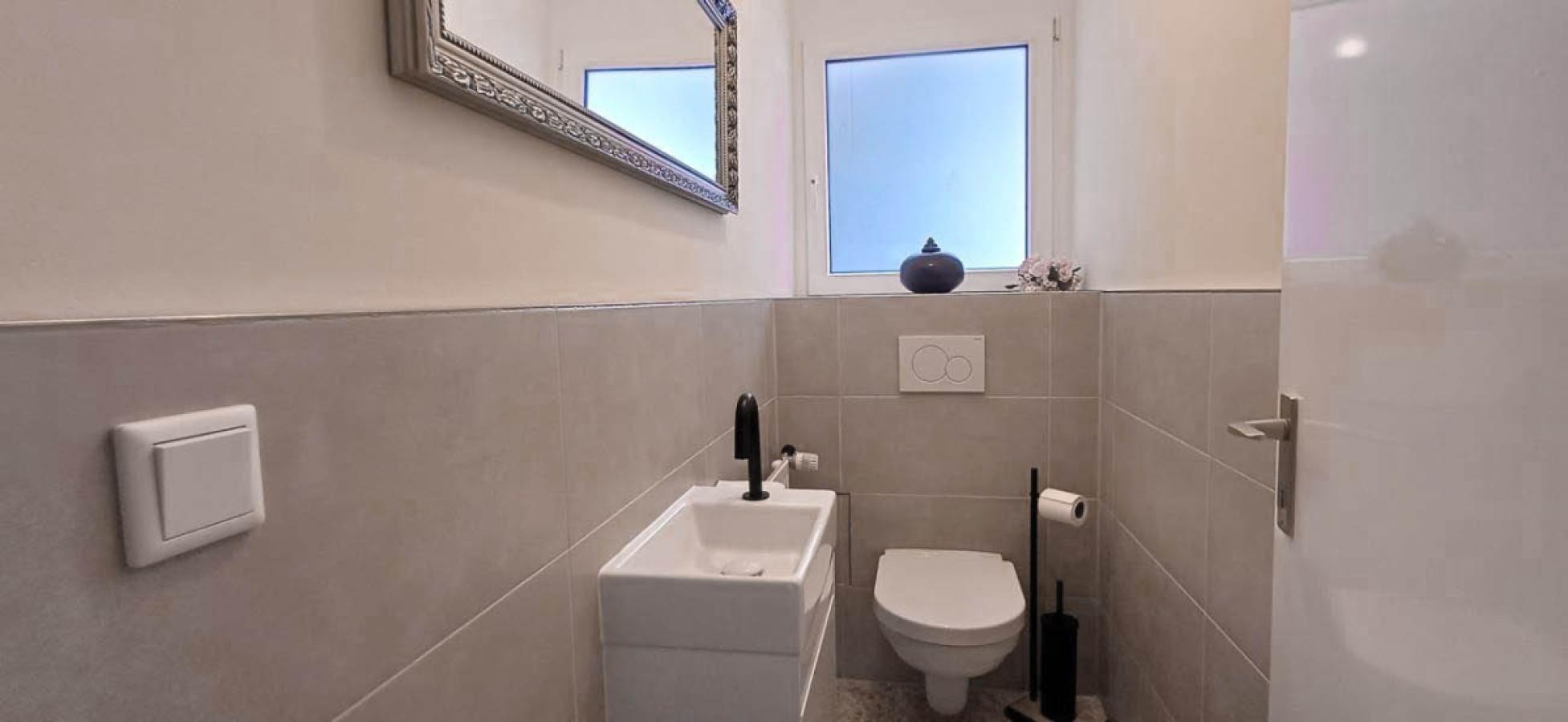 frisch saniertes Gäste-WC EG