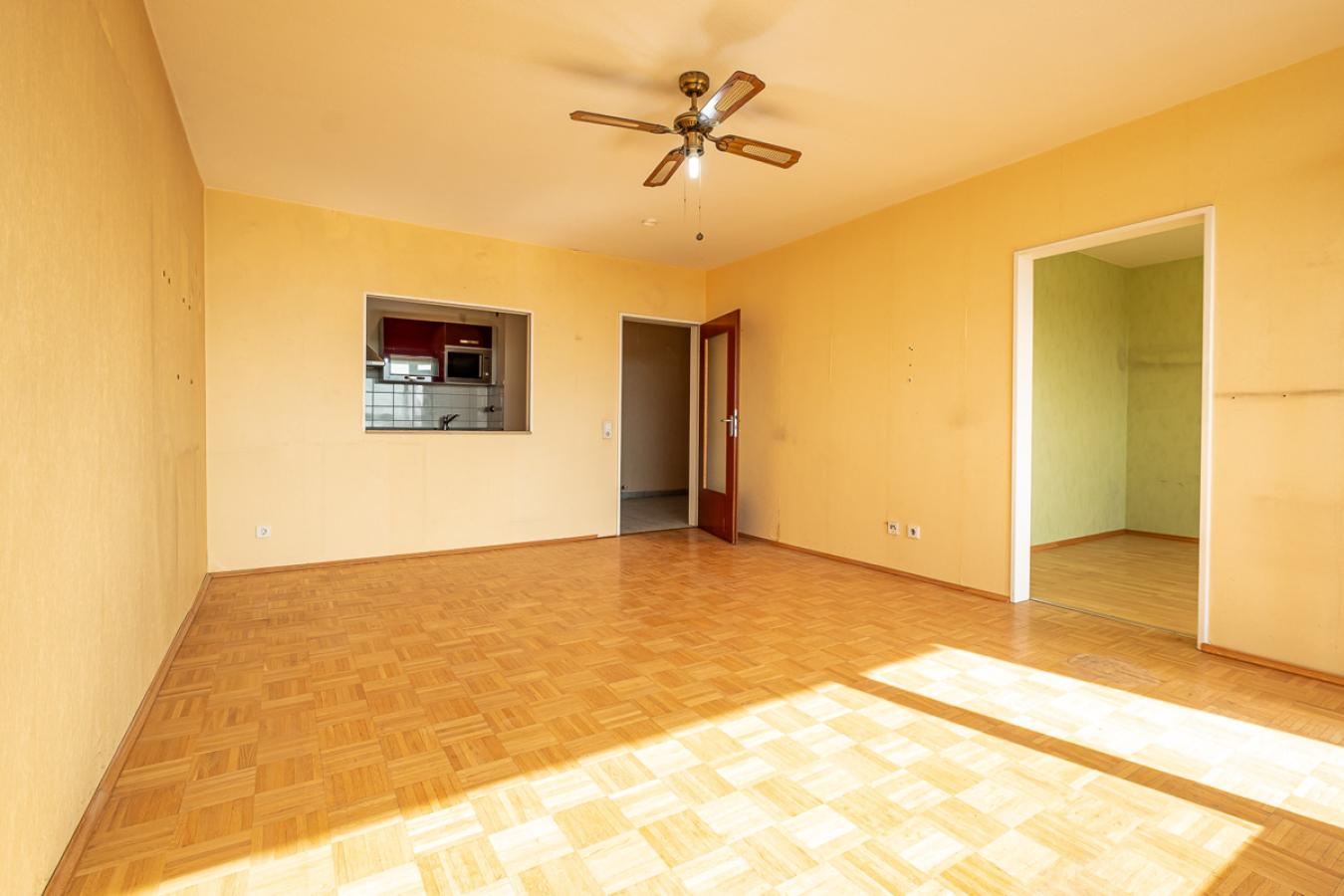 Wohnzimmer mit Durchgang zum Schlafzimmer