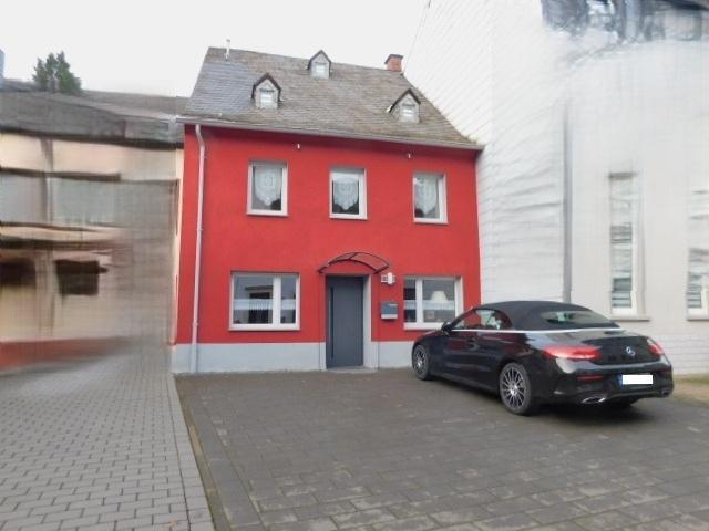 GB1 Straßenseite mit Stellplätzen