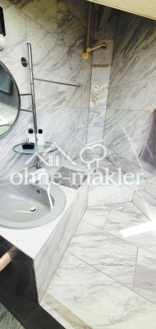 Duschbad neben der Galerie