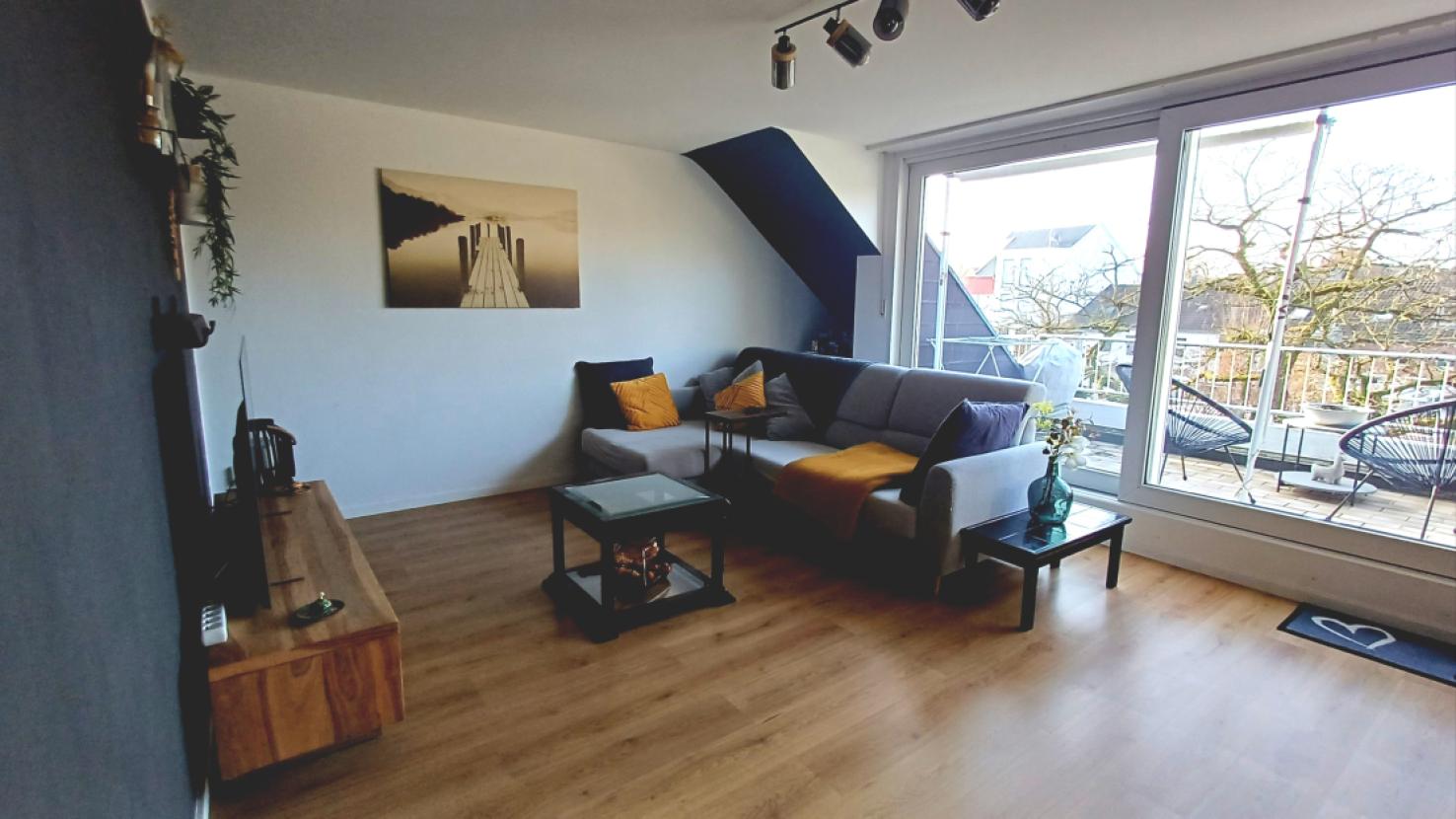 Wohnraum mit Blick auf den Balkon