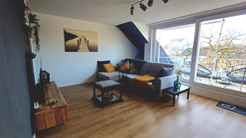 Wohnraum mit Blick auf den Balkon