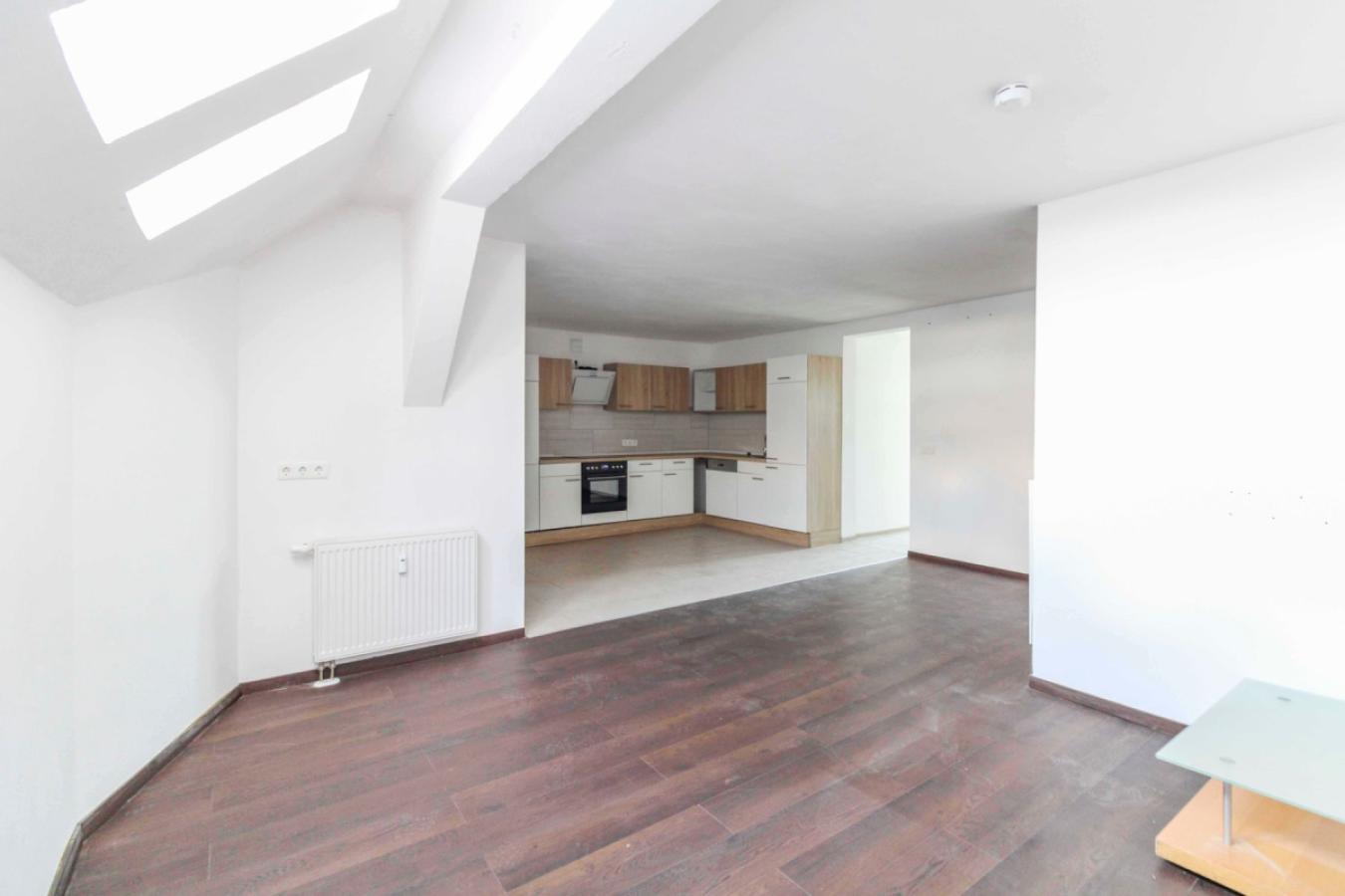 Wohnzimmer mit Küche