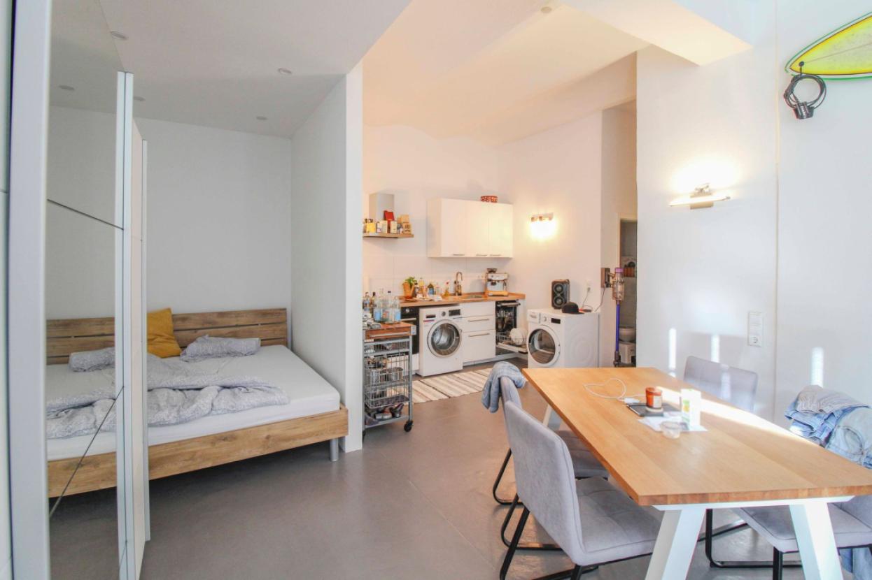 Küche und Schlafbereich linke Wohnung