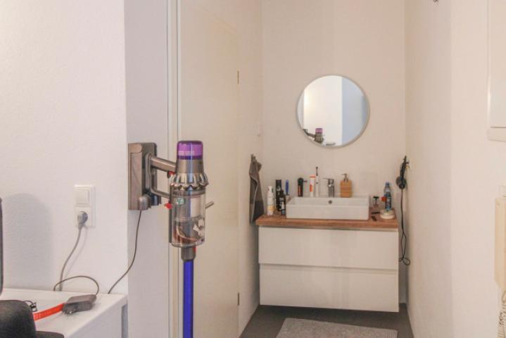 Vorraum vor Dusche linke Wohnung