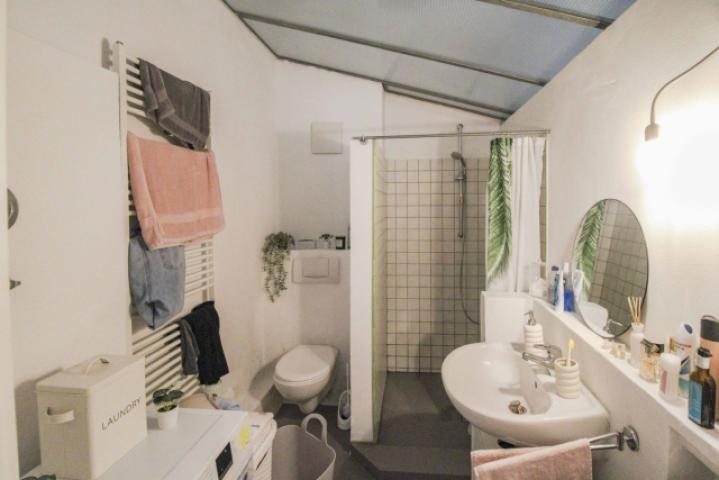 Badezimmer rechte Wohnung