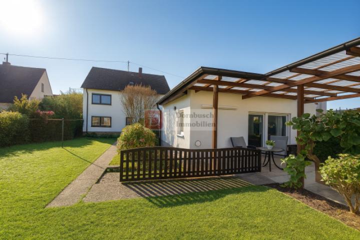 Rückansicht des Hauses mit Gartenfläche