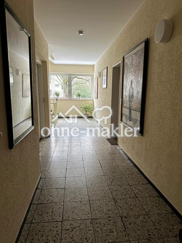 Sicht aus Türspion auf Flur 