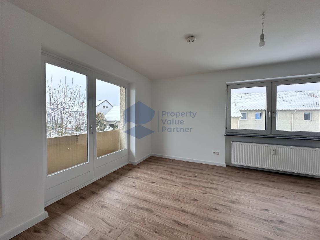Wohnzimmer Durchgangszimmer mit Balkon (3)