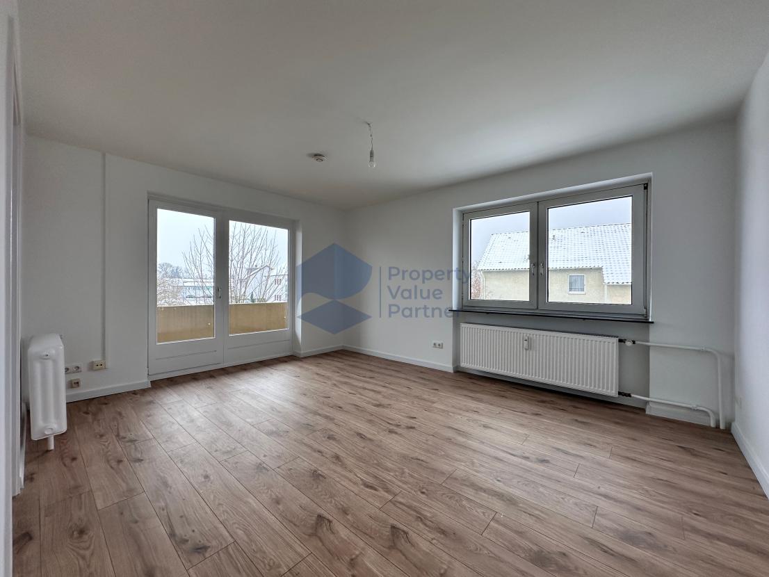 Wohnzimmer Durchgangszimmer mit Balkon (2)