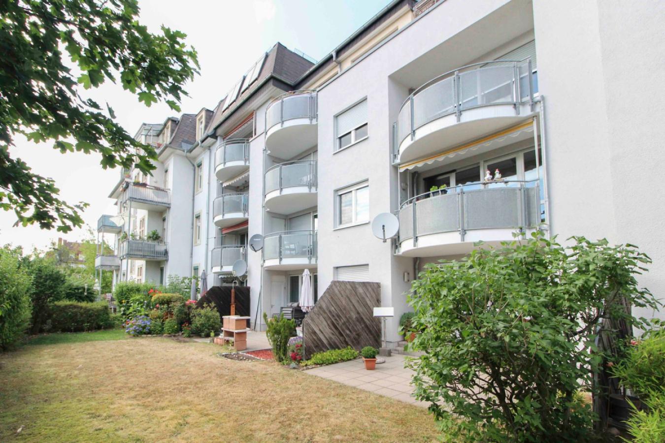 Rückansicht mit Garten- und Terrassenbereiche