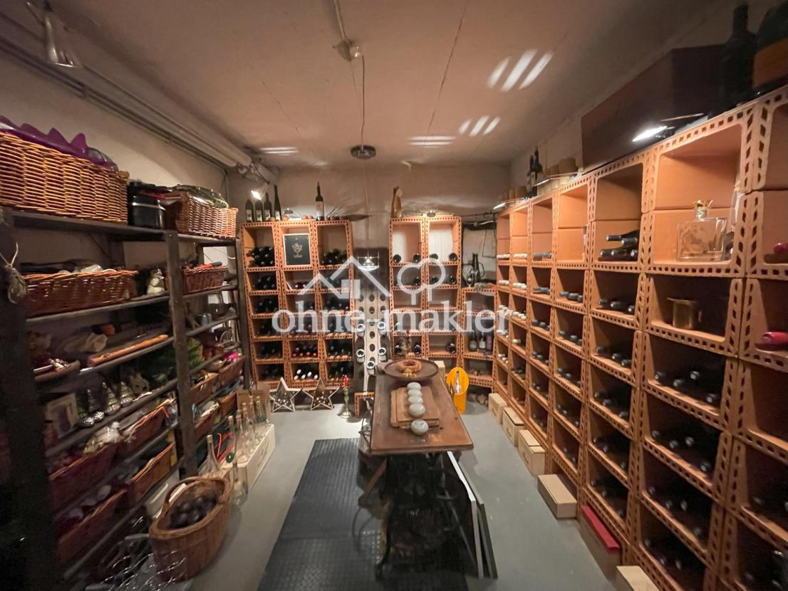 (Wein)-Keller