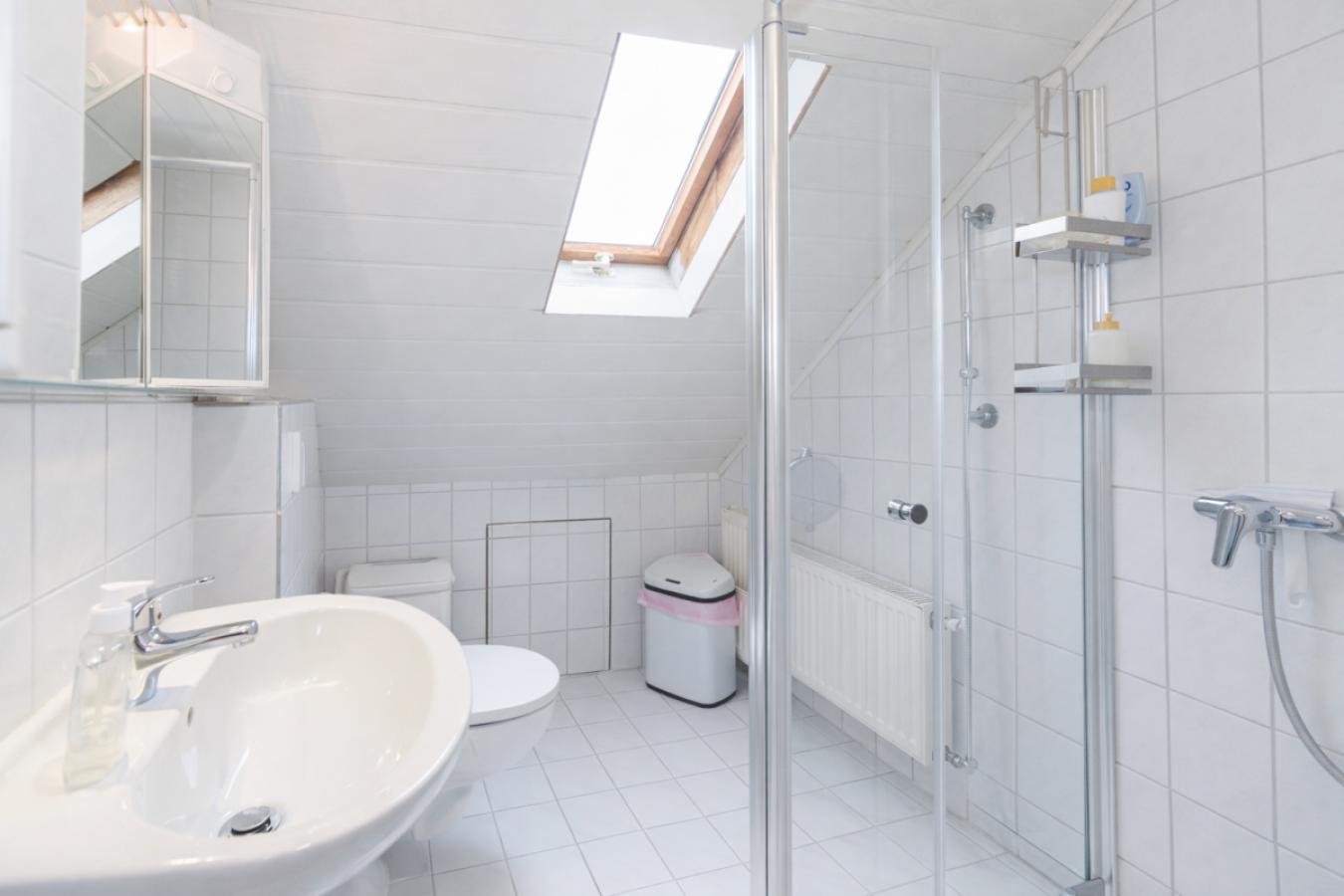 Modernes Bad mit bodengleicher Dusche DG