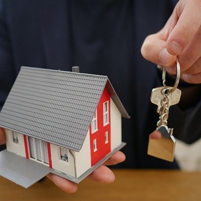 Unser engagiertes Team von Immobilienexperten steht Ihnen zur Seite, um den Verkaufsprozess Ihrer Immobilie so reibungslos und erfolgreich wie möglich zu gestalten. Mit unserer umfassenden Marktkenntnis und jahrelanger Erfahrung in der Branche bieten wir Ihnen maßgeschneiderte Lösungen, die auf Ihre individuellen Bedürfnisse abgestimmt sind.