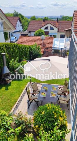 STRASSENABGEWANDTE TERRASSE