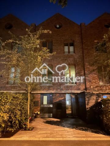 Hausfront + Stellplatz (Nacht)