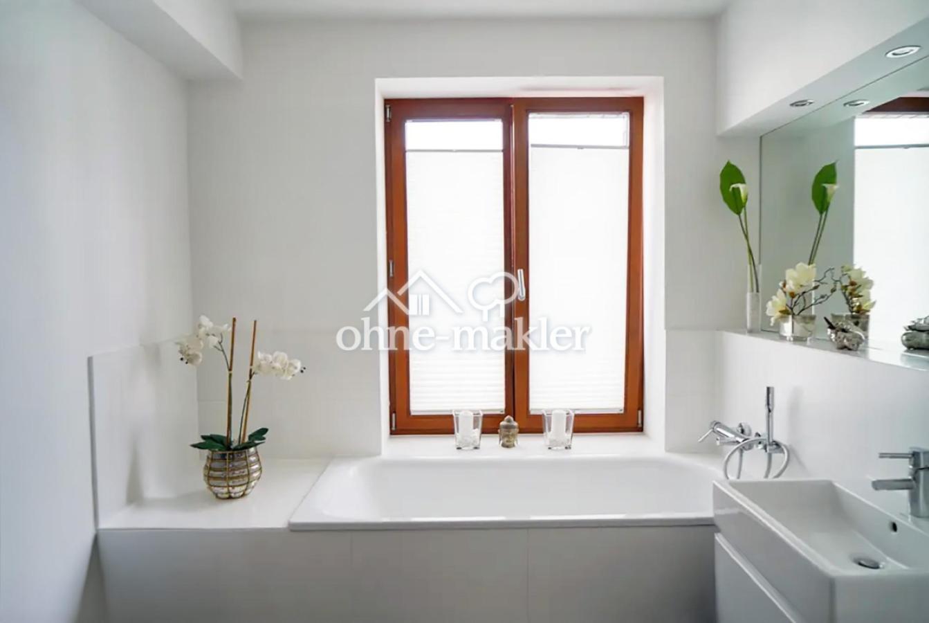 Bad + Badewanne/Dusche (2.OG)