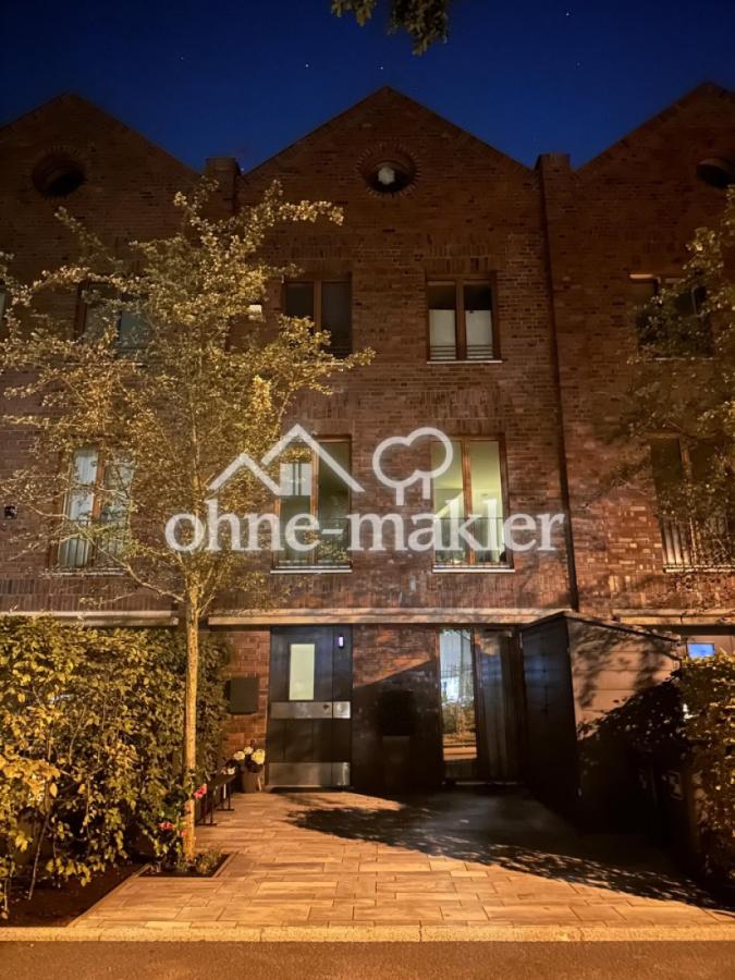 Hausfront + Stellplatz (Nacht)